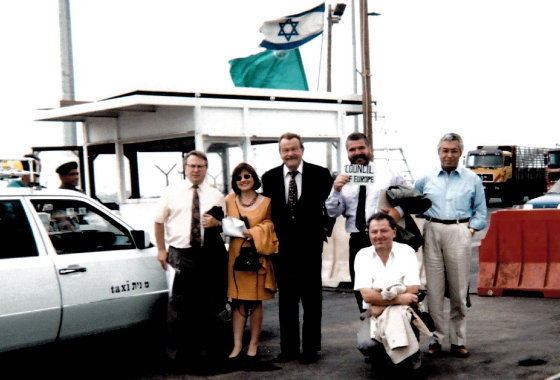 Au poste de contrôle israélien à l'entrée de Gaza, avec les membres de l'APCE Lluís Maria de Puig, Jacques Baumel et Aristotelis Pavlidis, été 1996