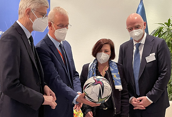 Avec Giovanni Infantino, Président de la FIFA; Arsène Wenger, Directeur du Développement du football mondial, et le President de l'APCE.
