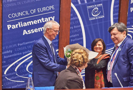 Despina félicitant Tiny Kox pour sa réélection de Président de l'Assemblée parlementaire du Conseil de l'Europe