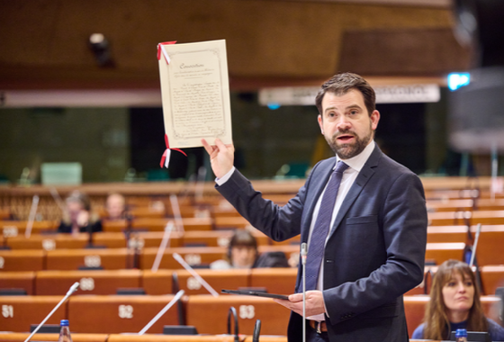 AS/Jur Rapporteur Damien Cottier, opening PACE's debate on accountability for Russia's aggression against Ukraine, holds up a copy of the first Geneva Convention