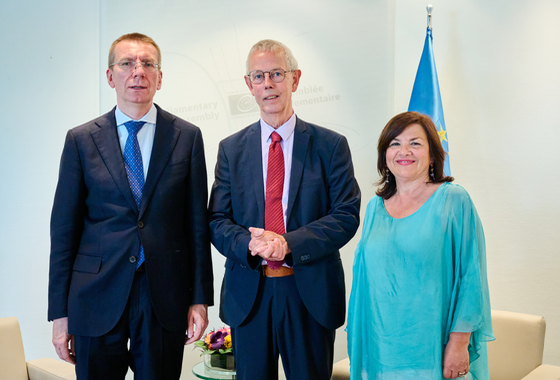 Secrétaire générale de l'APCE, Despina Chatzivassiliou-Tsovilis avec Edgars Rinkēvičs, Ministre des Affaires Etrangères de la Lettonie, Président du Comité des Ministres et Tiny Kox, Président de l'APCE 