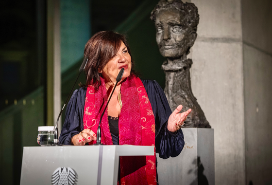 la Secrétaire générale de l'APCE, Despina Chatzivassiliou-Tsovilis, s’exprimant lors de la Conférence Espace jeunesse 2023 à Berlin