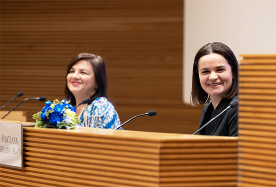 Dialogue d'Helsinki - Un avenir démocratique pour le Bélarus / La leader des forces démocratiques du Bélarus Sviatlana Tsikhanouskaya et la Secrétaire générale de l'APCE Despina Chatzivassiliou-Tsovilis