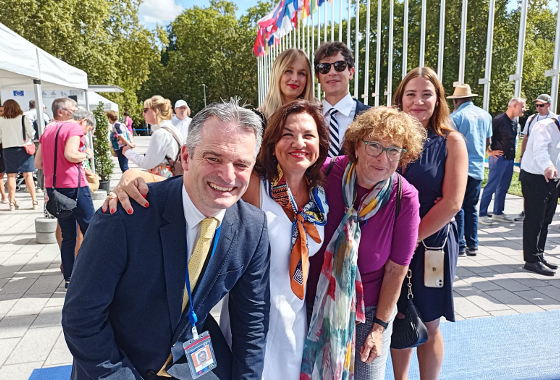 La Secrétaire Générale de l'APCE avec les Représentants permanents du Royaume-Uni et de l'Allemagne auprès du Conseil de l'Europe, et avec ses enfants